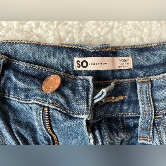 Distressed Cut off denim shorts / California closet staple! - Picture 2 of 3